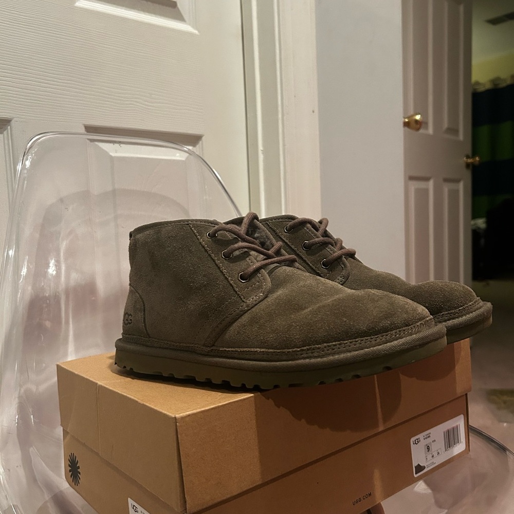 This product is the Olive Green Neumel from UGG in a size women 9